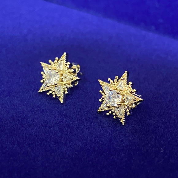 18k Gold ~ Star ~ Cubic Zirconia Earnings 
NWOT ~ ✨❇️✨ - Picture 4 of 7